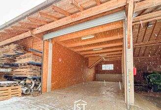 Lagerhalle mit elektrischem Sektionaltor