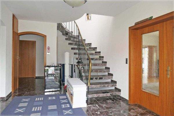 Diele mit Doppeltür zum Wohnzimmer