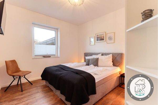 Zweites Schlafzimmer mit viel Stauraum und harmonischer Einrichtung