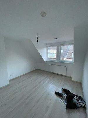 Helles leeres Dachzimmer