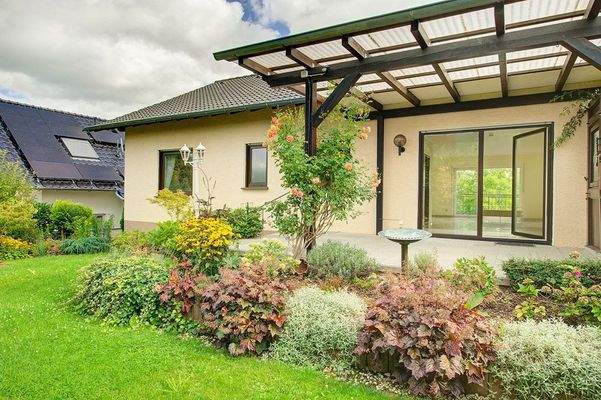 Rückansicht mit überdachter Terrasse