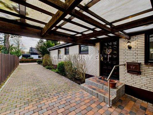 Grundstückseinfahrt mit Eingangsbereich