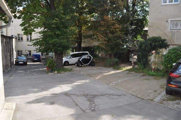 Parkplatz und Garten