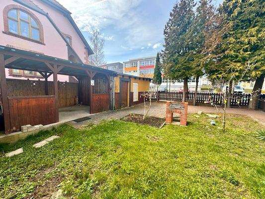 Hofansicht mit Blick auf Terrasse und Garage