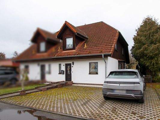 Außenansicht und Parkfläche