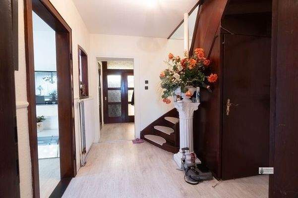 k-Flur mit Treppenaufgang und Kellertür