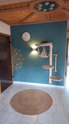 Wohnbereich mit aufwendiger Deckengestaltung