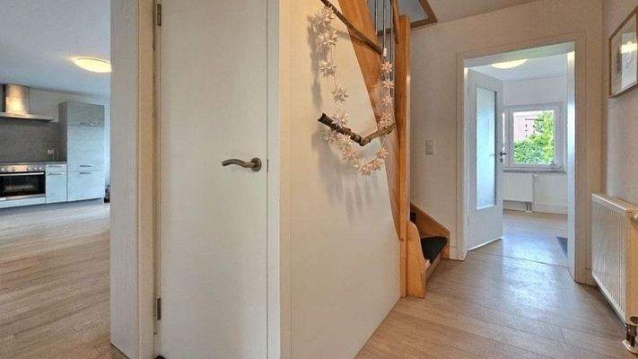 Hausflur mit Zugang zum Keller