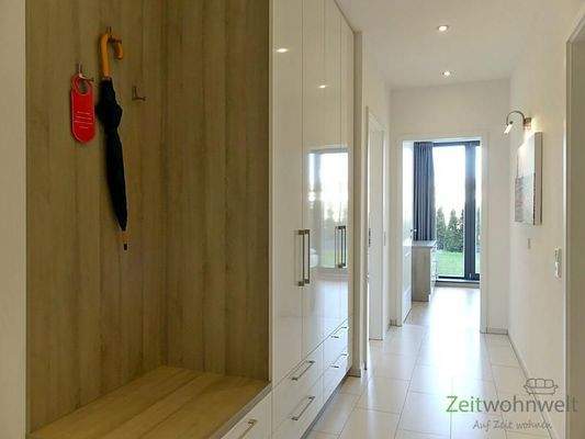heller Wohnungsflur mit Gerderobe