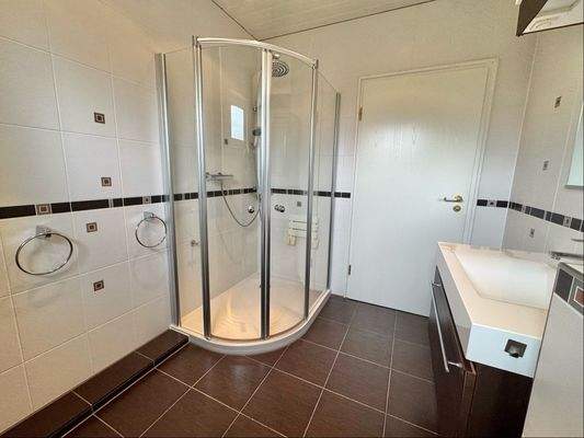 ... mit Dusche (EG).