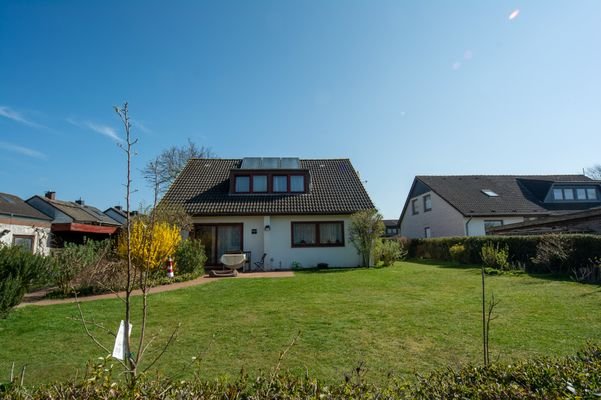 Großer Vordergarten mit Terrasse