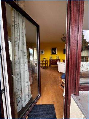 Blick ins Wohnzimmer von Balkon