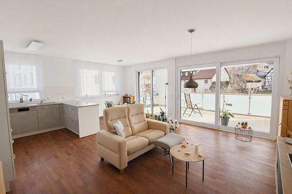 Wohnbereich mit Blick auf Balkon