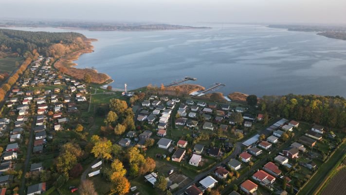 Ost-Süd Aussicht Richtung Ferienhaussiedlung und Wasser