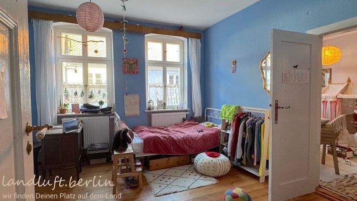 Zimmer im 1. Stock mit Durchgangstür.jpeg