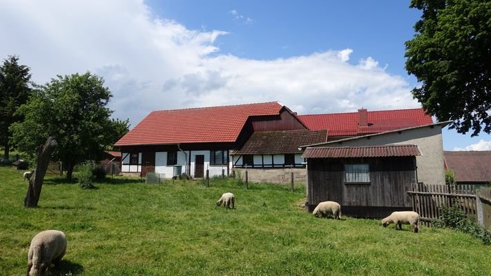 Nebengebäude und Haus