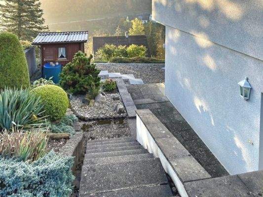 Hausansicht mit Gartenhaus