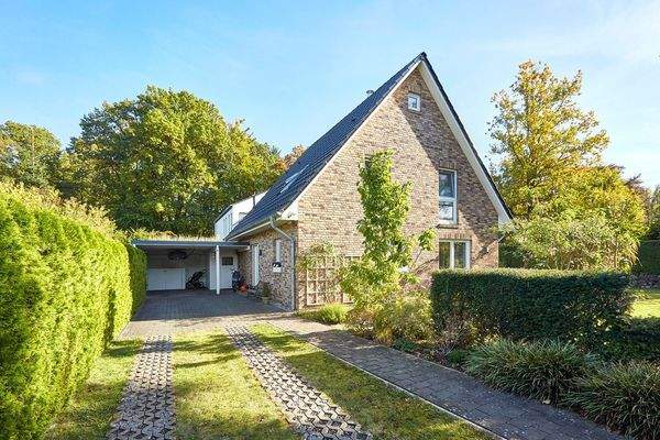 Carport und Auffahrt