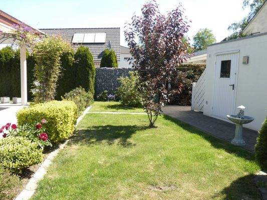 Tür von der Garage in den Garten