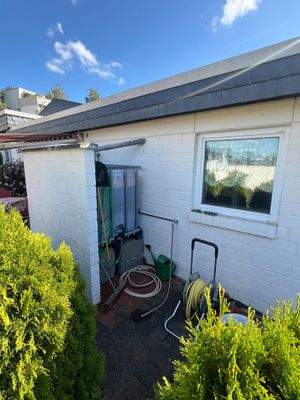 Zisterne neben Anbau