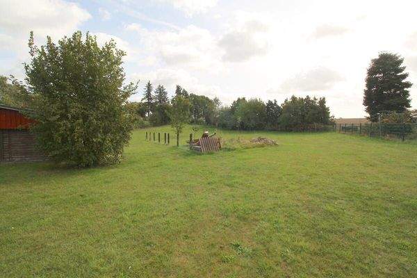 Großzügiger Gartenbereich mit besonderer Feldrandlage