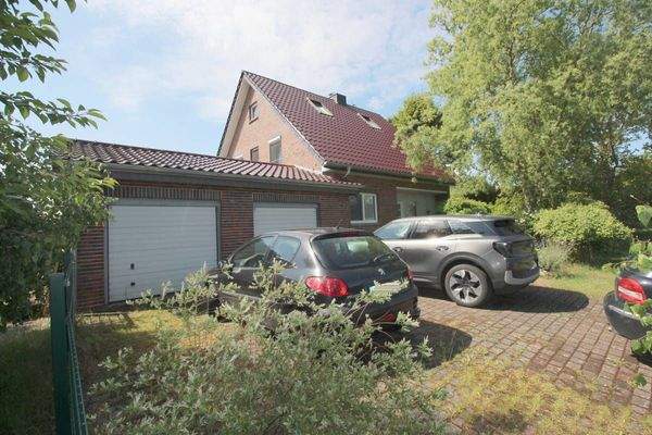 Haupthaus mit Doppelgarage u. zusätzlichen PKW-Stellplätzen