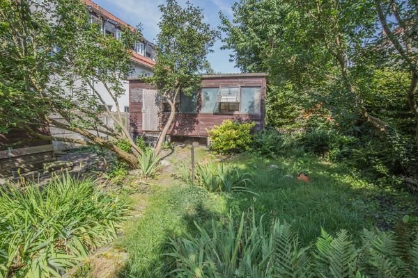 Garten mit Hütte