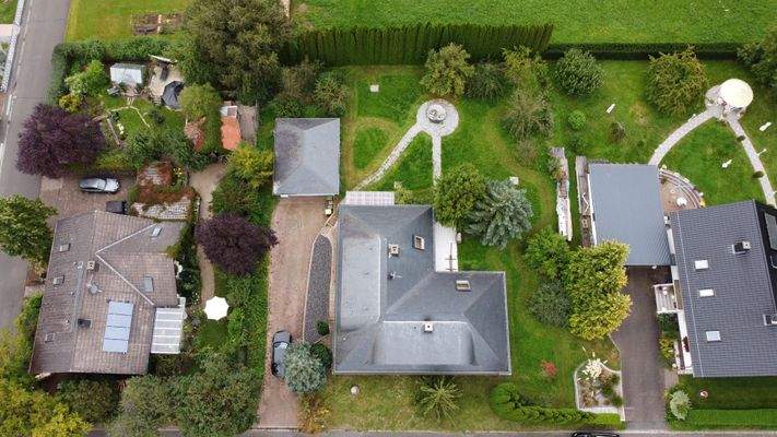 Wohnhaus mit schönem Garten