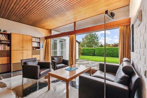 Wohnzimmer mit Terrassen- und Gartenzugang