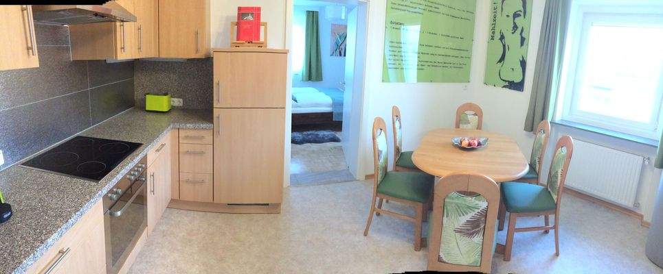 Voll ausgestattete Küche mit Essbereich