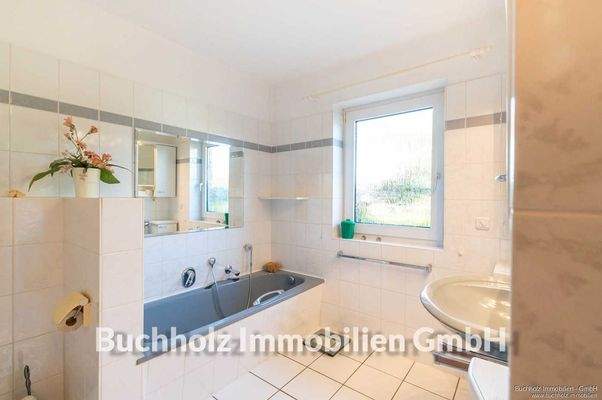 Badezimmer im Erdgeschoss mit Badewanne