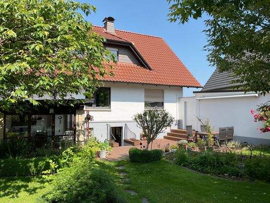 Gartenansicht im Sommer