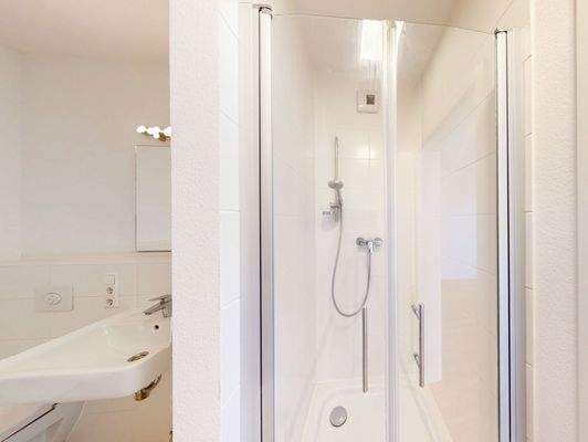 Badezimmer mit separater Dusche