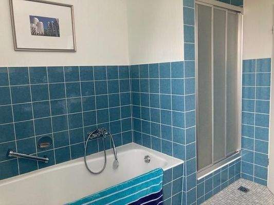 3 OG rechts Bad Dusche.jpg