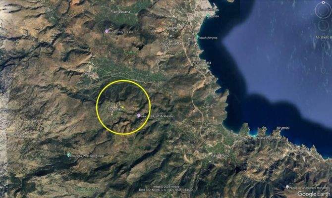 Kreta, Krousta: Grundstück mit Meerblick im Dorf in der Nähe von Agios Nikolaos