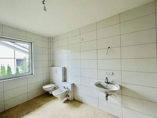 Großes Badezimmer im Erdgeschoss