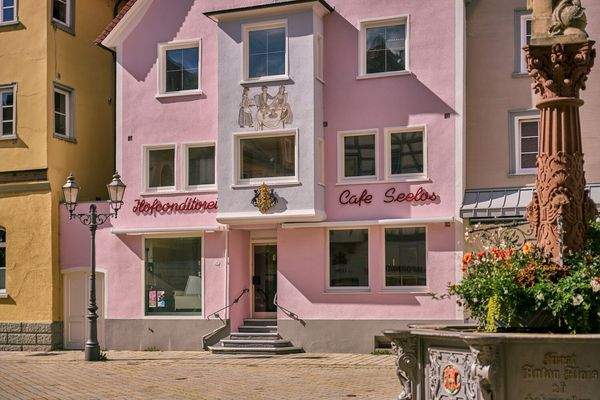 Hausfront mit Platz für Sitzplätze