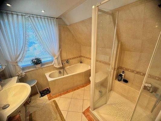 Vollbad/Duschbad/WC (DG)