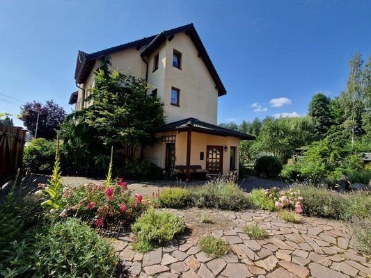 seitliche Hausansicht mit Windfang hofseitig