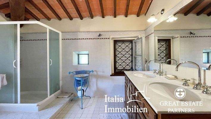 Typisches Bauernhaus mit Swimmingpool, Nebengebäude, Garten mit Olivenhain in Ortsnähe