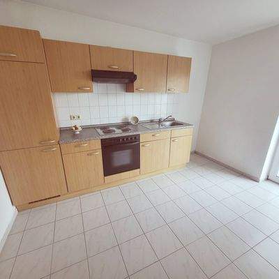 Einbauküche mit E-Herd und Spüle