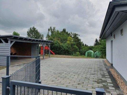 zwischen Carport und Eingang