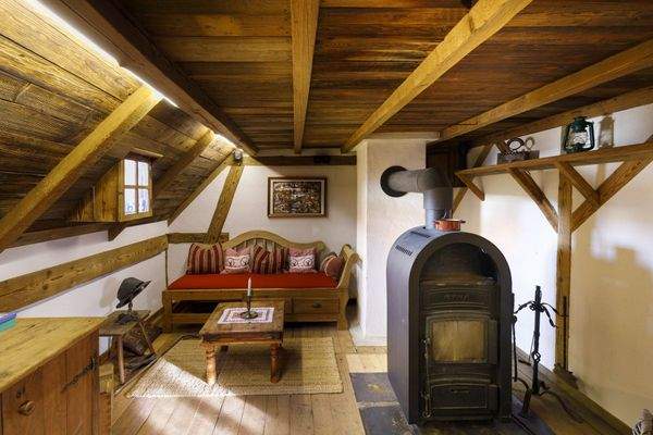 Obergeschoss Sitzecke und Ofen im hinterem Bereich nach dem Esstisch