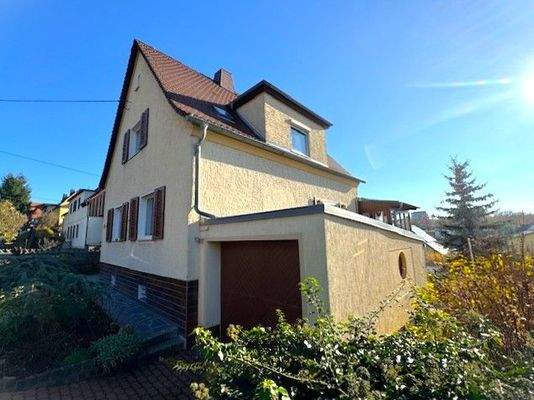 Hausansicht mit Garage und Zufahrt