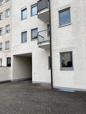 Hinterhof - Blick zur Ausfahrt 