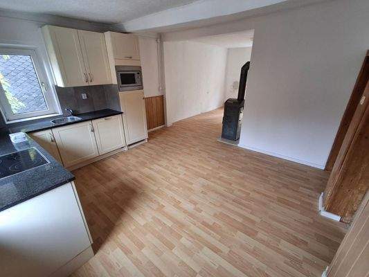 Wohnküche/Wohnzimmer mit Einbauküche und Kaminofen