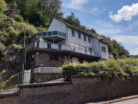 Vorder- und Seitenansicht