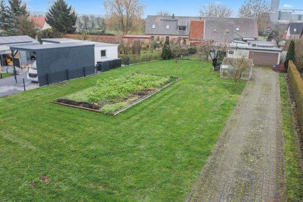 Grundst?ck von der Einfahrt