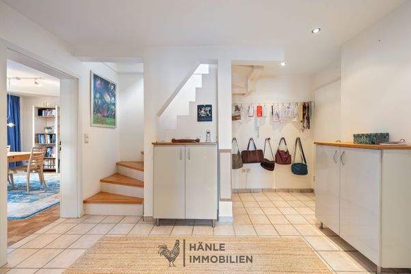 geräumiger Flur mit Treppenaufgang 