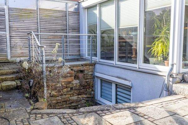 Zauberhafte Maisonette-Gartenwohnung mit XXL-Garage, Carport und eigenem Garten – Baujahr 2007